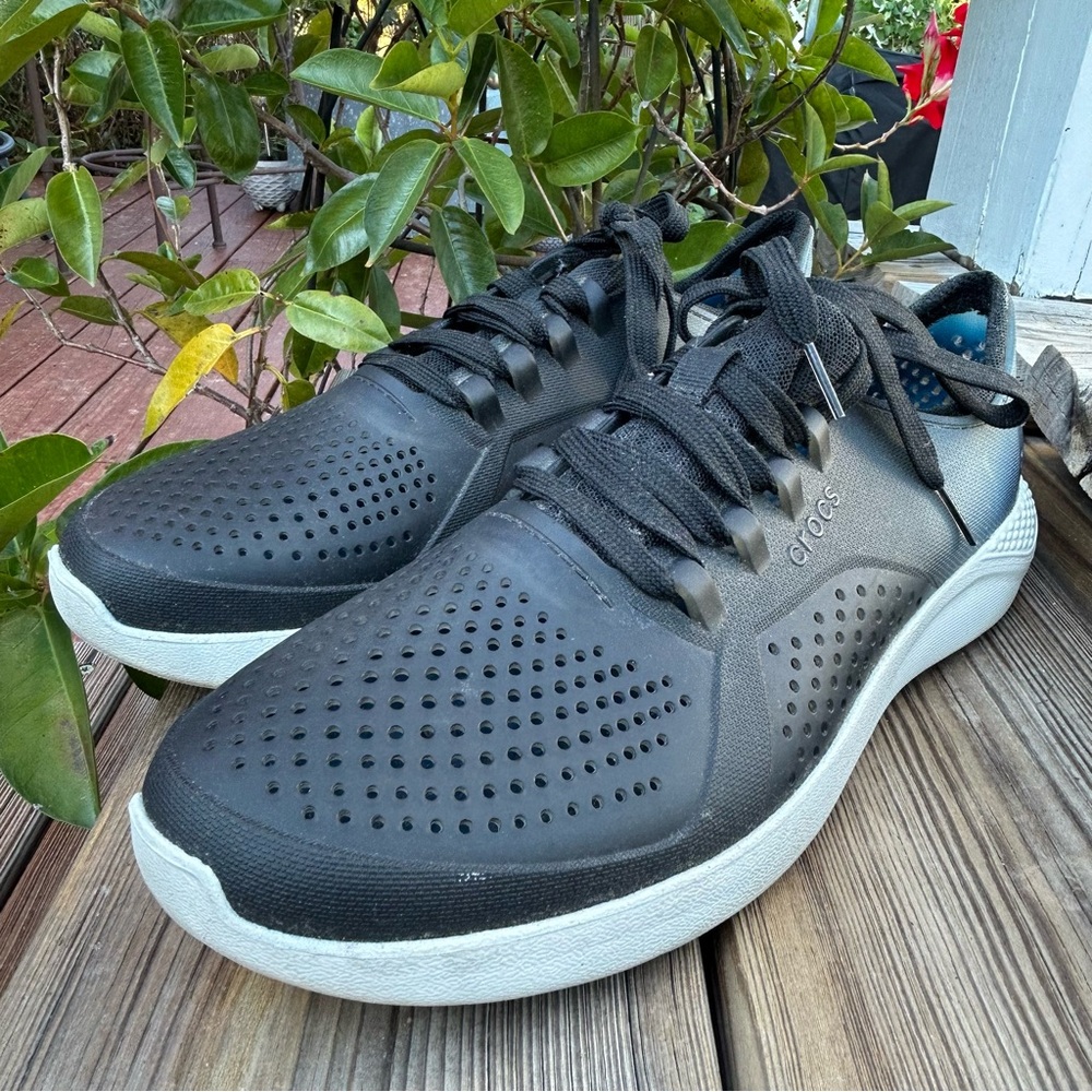 Crocs Men's Black tennis Shoes size 9